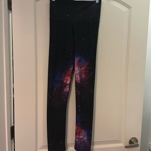 “Fold to fly” yoga leggings size small, galaxy print, in new condition